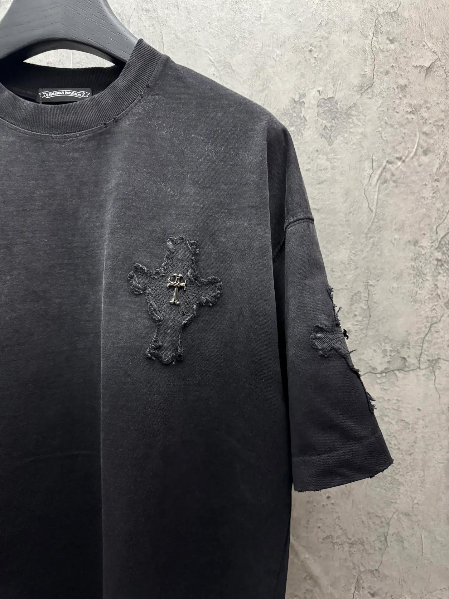 P240 top version, real shot without P, ​​different from market currency) 𝗖𝗵𝗿𝗼𝗺𝗲 𝗛𝗲𝗮𝗿𝘁𝘀/Croxin 2026 spring new original single counter American washed patch embroidered couple short sleeves 👑The highest version! Customized fabric 320 grams, washed and fried. Best-selling model at the counter. Very comfortable to wear. Accessories: Original molded and authenticated collar label➕100% silk wash label. Genuine purchase-grade original hangtag➕matching hanging rope➕3D hanging beads➕original packaging bag. Craftsmanship: The original version has consistent wiring! The highest version of the armhole matching technique! Color: Black Blue Size: S M L XL Style No.: 5207